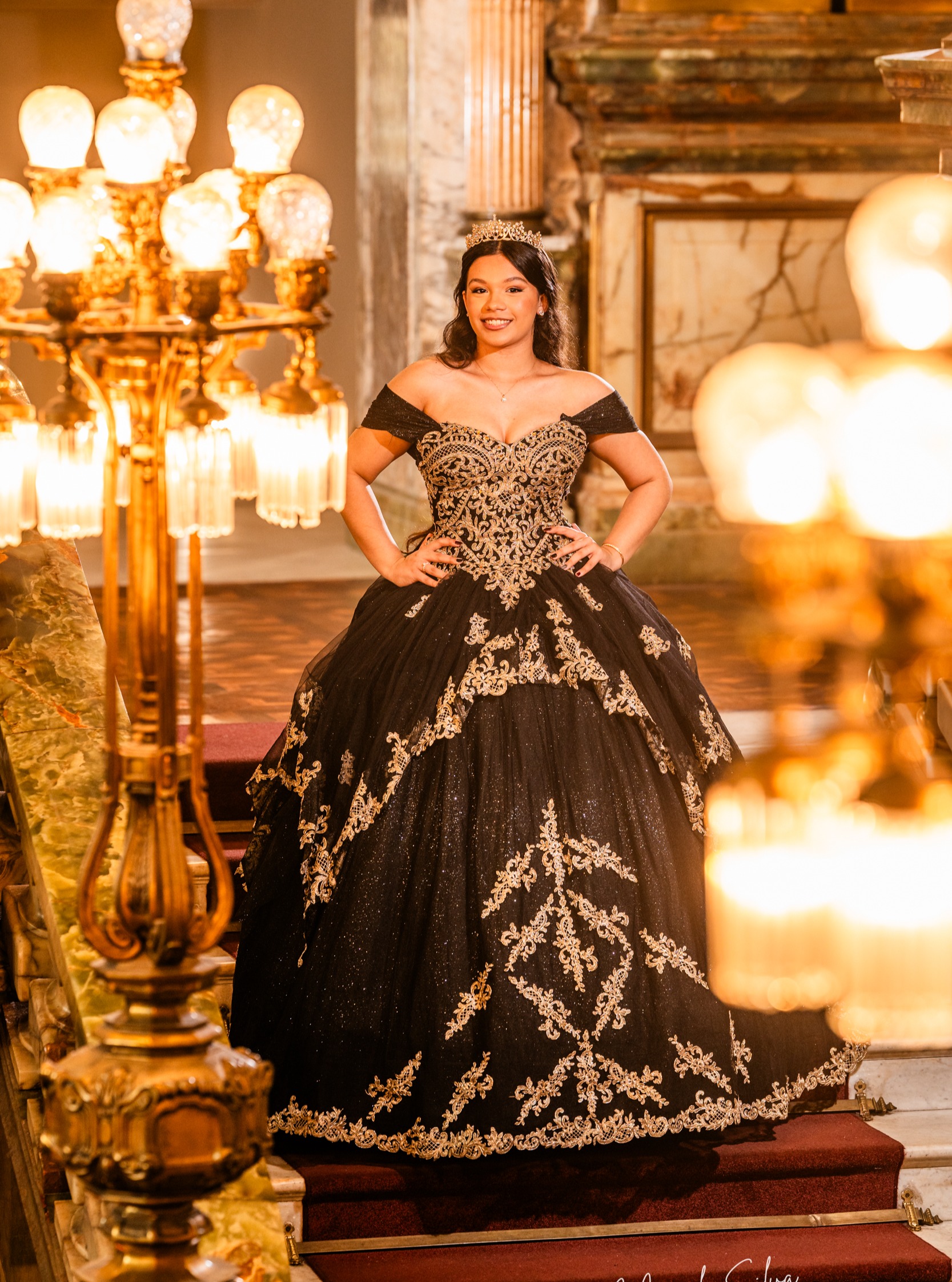 Debutante em vestido preto e dourado durante festa de XV anos no Teatro Municipal
