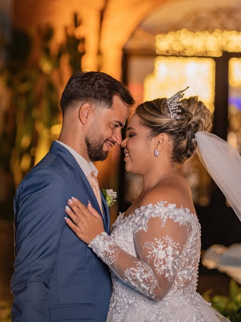 Noivos em momento romântico durante a festa de casamento