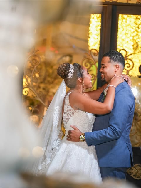 Noivos abraçados durante a primeira dança do casamento